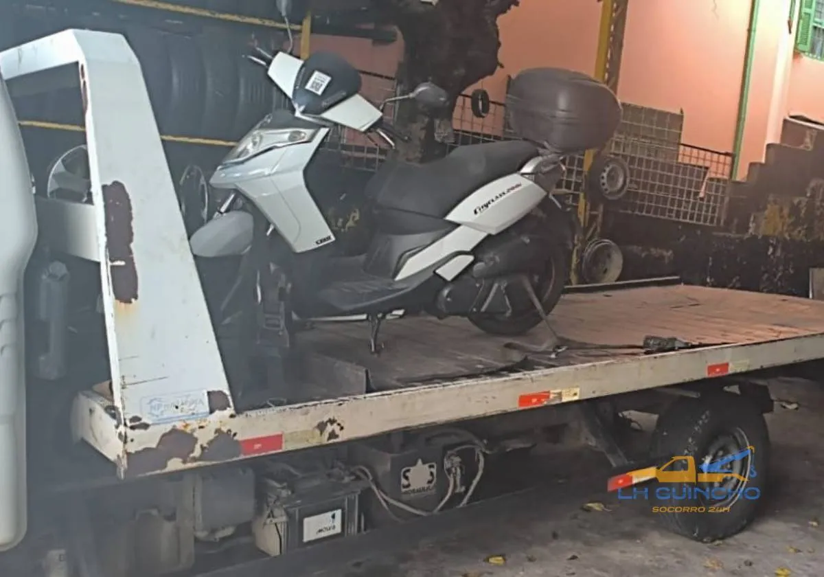 Guincho realizando remoção segura de veículo em situação de emergência