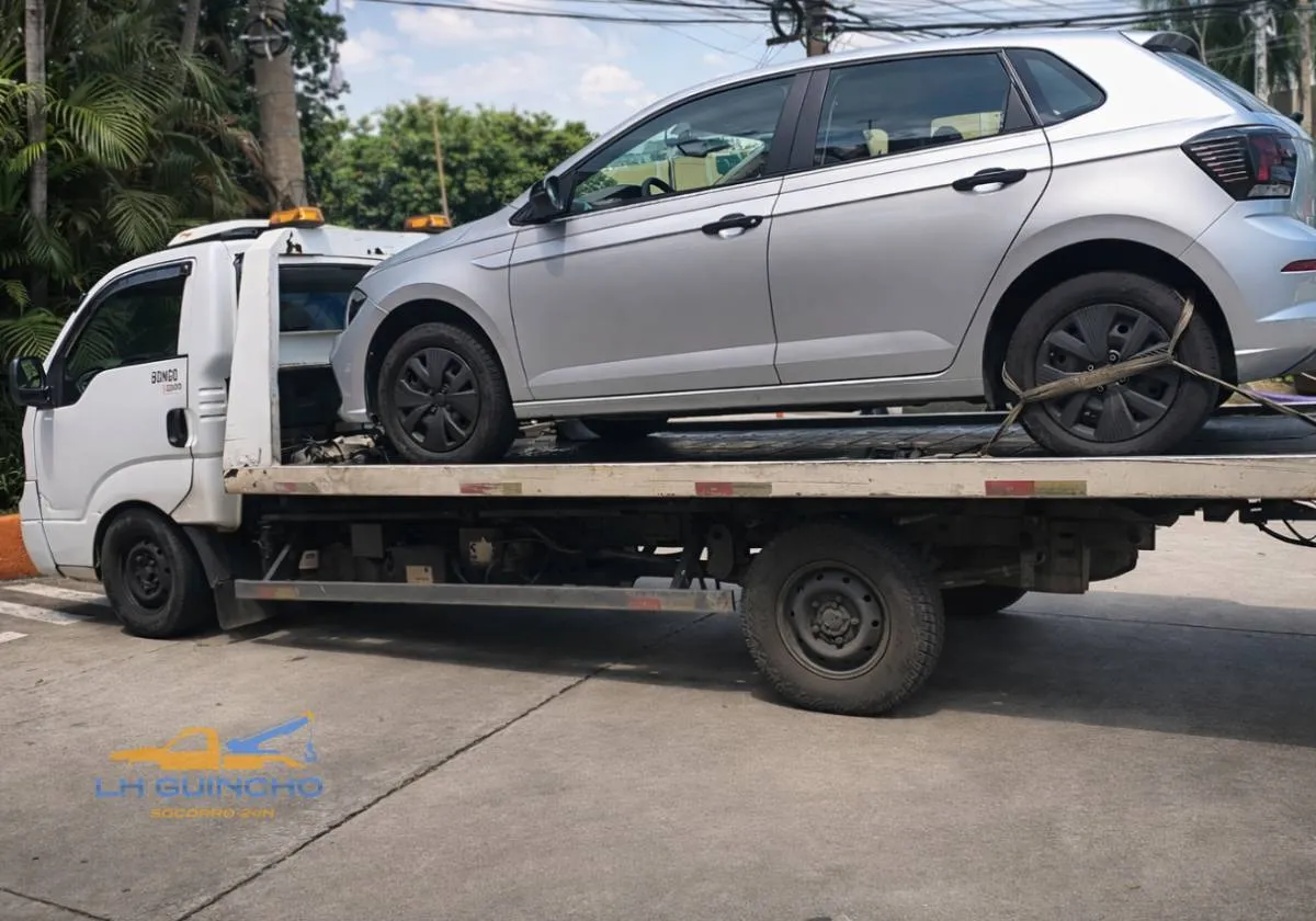 Guincho removendo carro com segurança após pane na Zona Sul de São Paulo